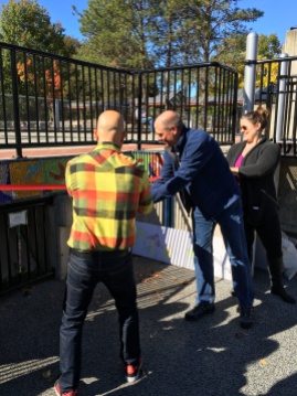 MI Councilmember Jeff Sanderson and Mayor Bruce Bassett cutting the ribbon